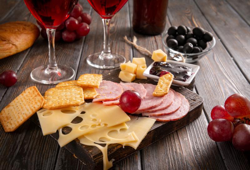 ¿Qué aperitivos acompañan al vino?