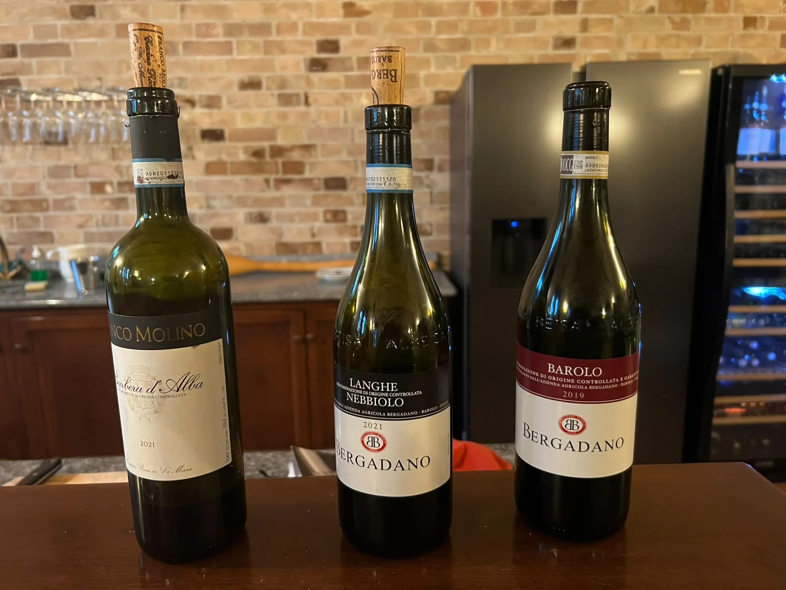 Barbera d’Alba 2021, Langhe Nebbiolo 2021 und Barolo 2019 auf dem Verkostungstisch.
