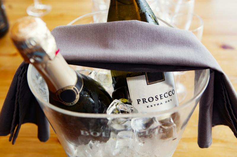Prosecco Flaschen in einem Sektkühler