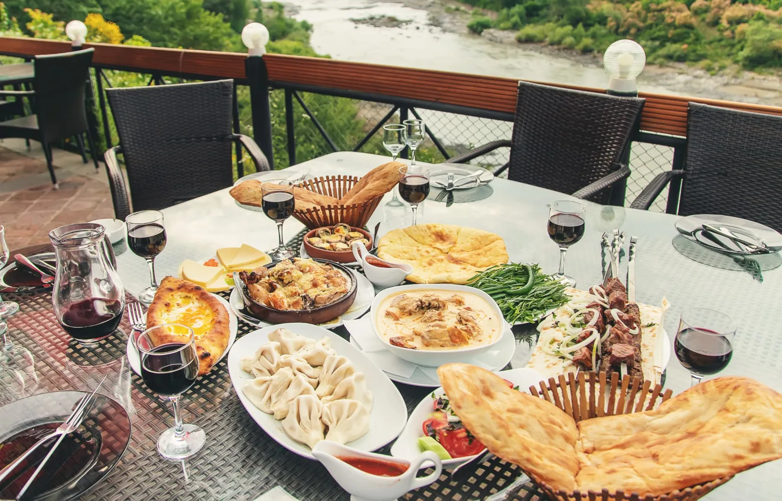 Georgische Tafel mit Brot, Khinkali und Rotwein