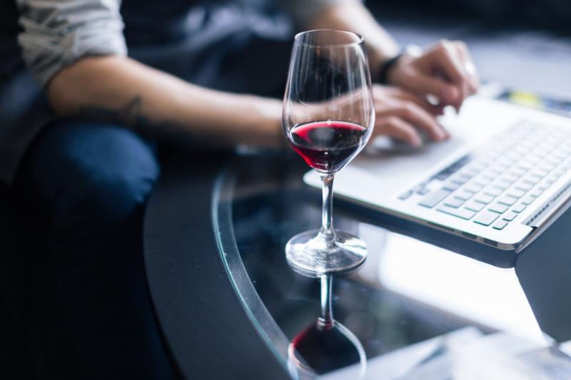 Beber vino tinto mientras se navega por internet