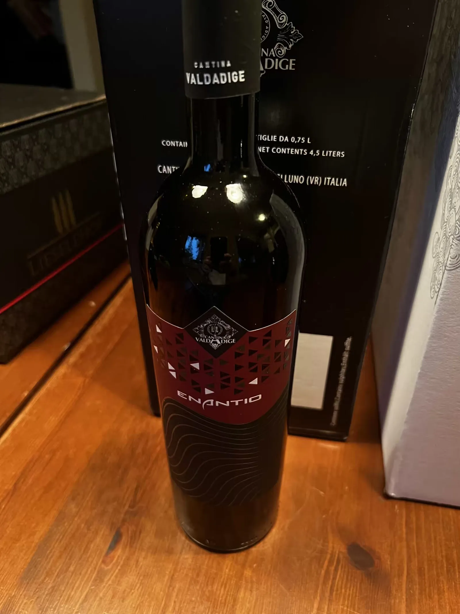 Enantio-Flasche der Cantina Valdadige mit rotem Etikett.