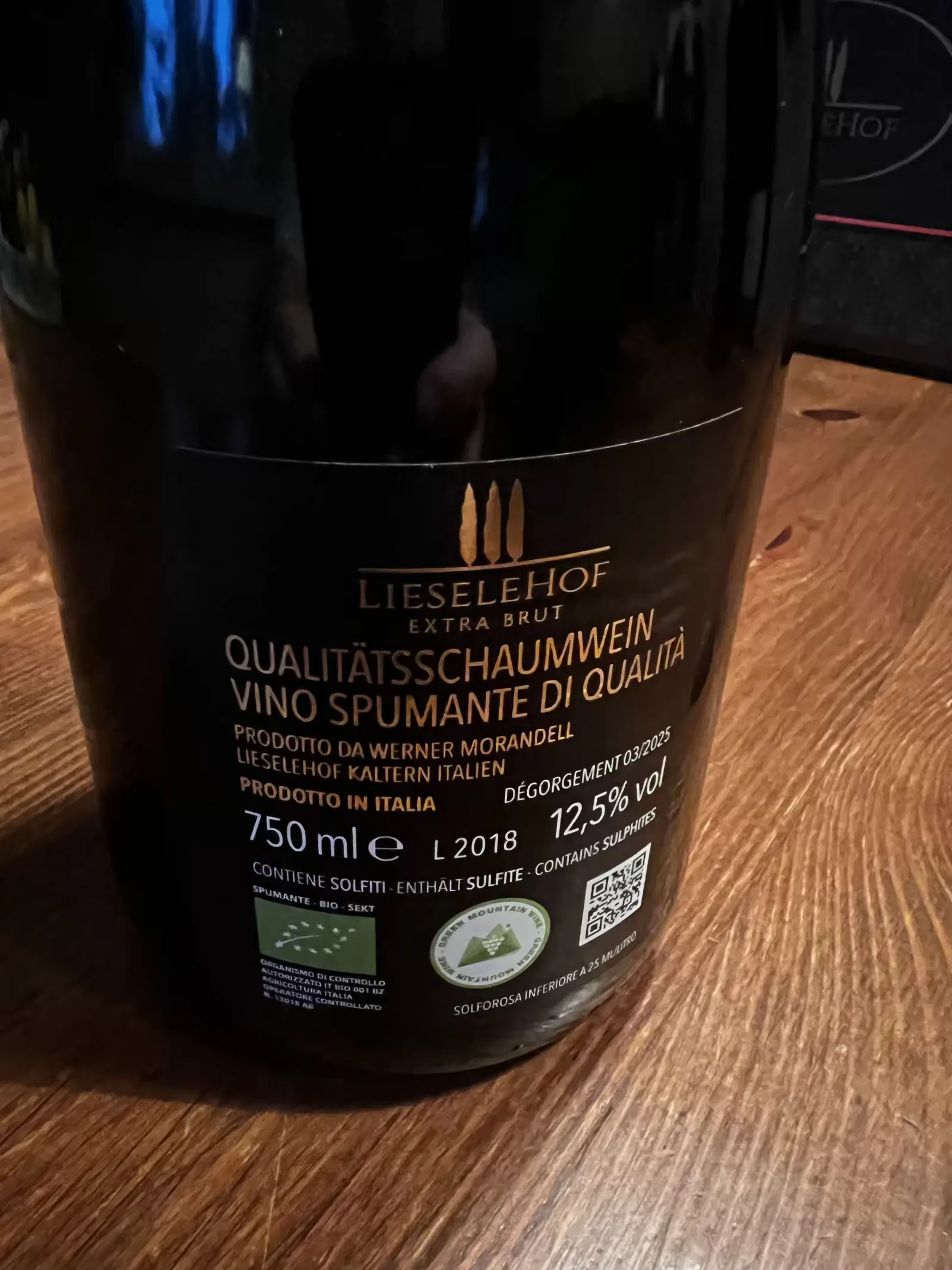 Lieselehof Extra Brut mit Rückenetikett, L 2018 und 12,5 Prozent vol.
